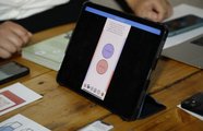 Ein Tablet liegt auf einem Tisch und stellt eine Grafik dar