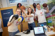 Drei Studierende präsentieren ihr Produkt an ihrem Stand