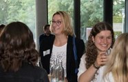 Eine Gruppe von Menschen schaut sich an und lächelt