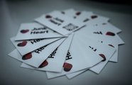 Visitenkarten im Kreis hingelegt, mit der Aufschrift Junk Heart