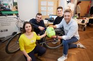 Vier Menschen posieren um ein Fahrrad und präsentieren ihr Produkt