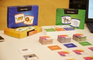 Ein Kartenspiel wird auf einem Tisch präsentiert