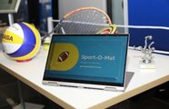 Ein Tablet auf dem Tisch mit Sportequipment dahinter