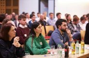 Die Business Mentors und das Publikum schauen aufmerksam zur Bühne