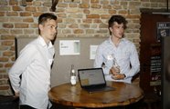 Zwei Jungs stehen an einem Stehtisch