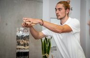 Ein Mann befüllt ein Glas