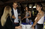 Vier Personen stehen zusammen und unterhalten sich