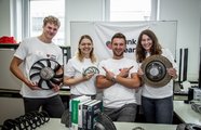 4 Jugendliche, die ihre Start-up Idee in die Kamera halten 