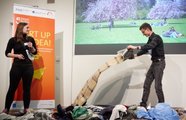 Ein Mann und eine Frau stehen auf der Bühne und präsentieren ihre Idee
