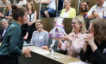 Geschenkübergabe an den Hauptförderer anlässlich des Jubiläums Geschenkübergabe an den Monika Stiglmeier (bayme vbm)