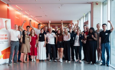 Gruppenbild aller Beteiligten des 5-Euro-Business