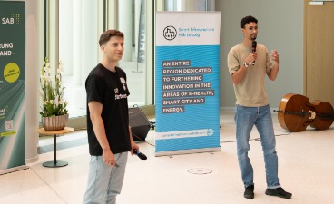 Zwei Founder halten einen Vortrag